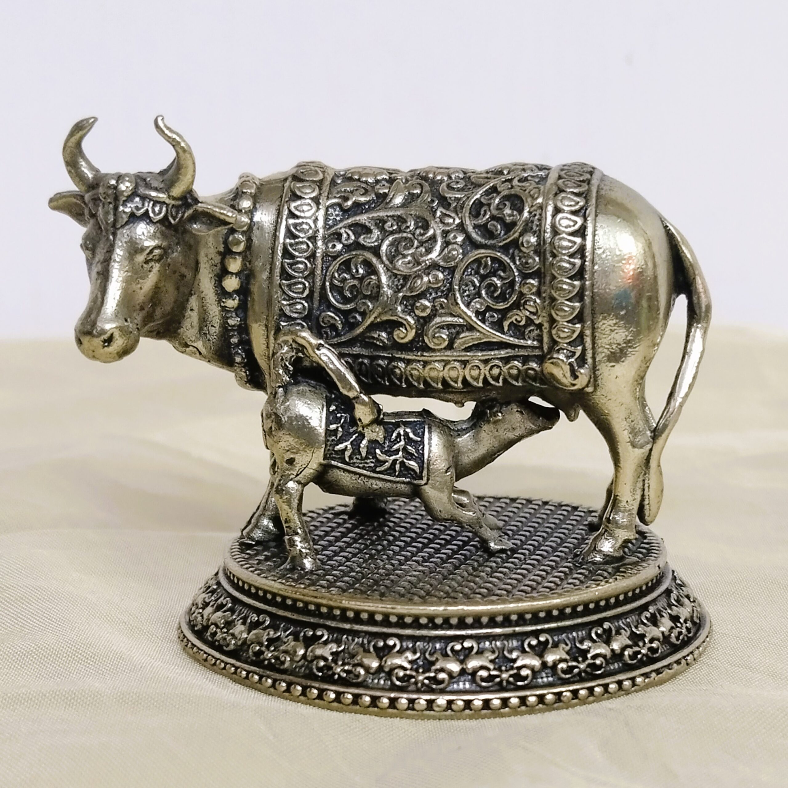handcrafted antique brass cow idol – 2 inch